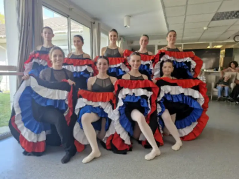 Les élèves de danse offrent un avant-goût de French Cancan aux résidents de l'Ehpad