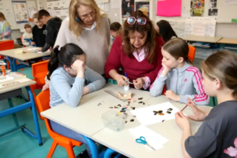 Les élèves de Sainte-Marthe découvrent l'artisanat avec une plumassière