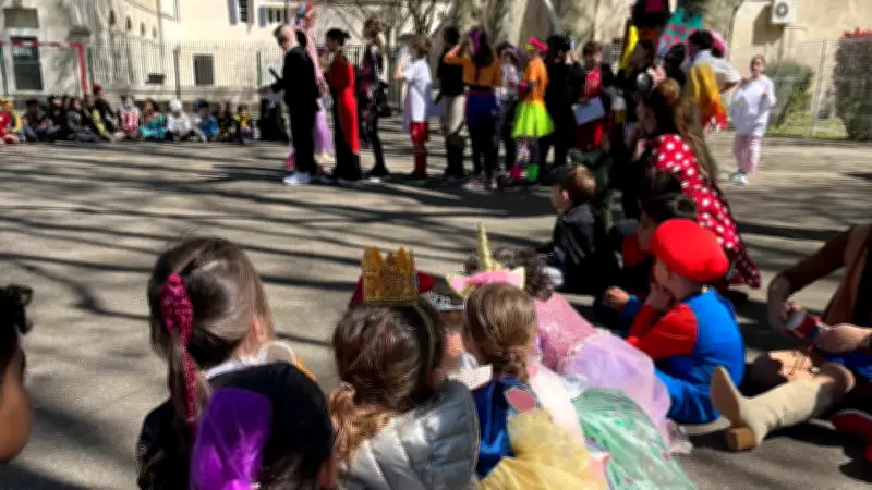 Les élèves du Cambourin jugent et condamnent monsieur Carnaval lors d'une fête joyeuse