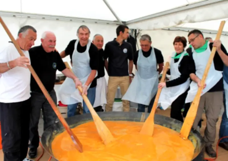 Les Mailhouns préparent l'omelette géante de Pâques après un BRM 200 réussi