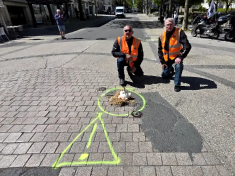 Les motards de Charente-Maritime dénoncent les nids-de-poule avec des œufs de Pâques