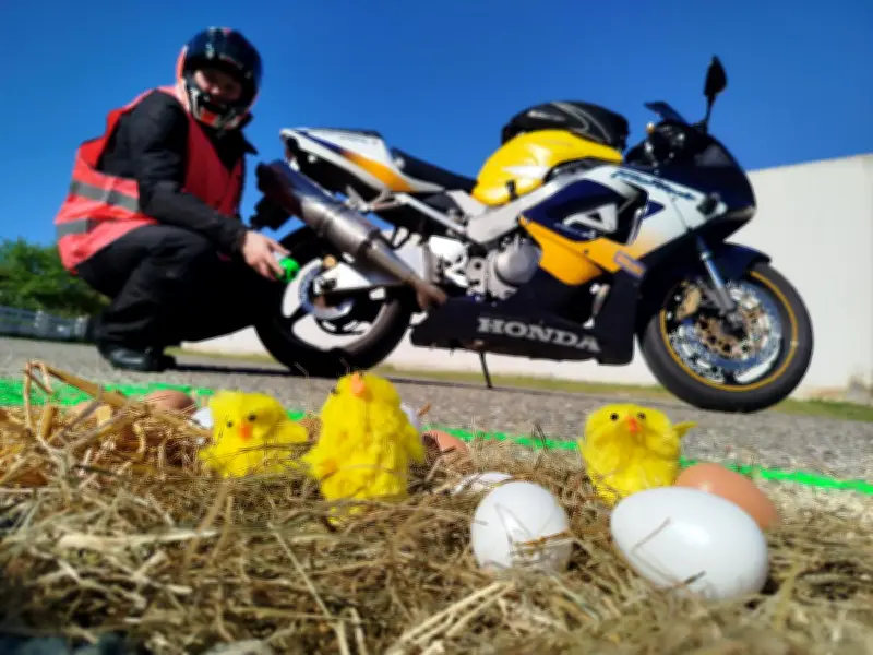 Les motards en colère peignent les nids-de-poule pour alerter sur l'état des routes