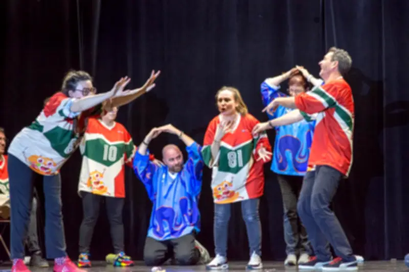 Les Pan Bagnats électrisent Cannes avec leur improvisation théâtrale généreuse et interactive