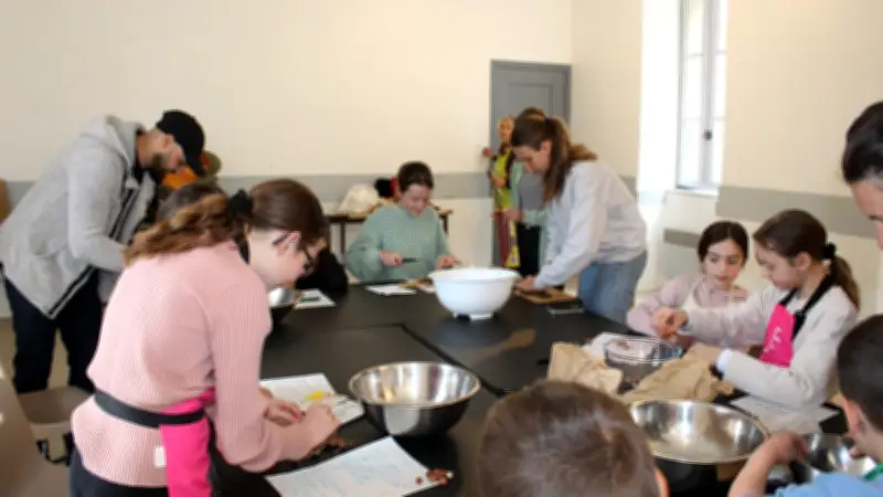 Les petits cuistots de Belvézet préparent des cookies avec Céline
