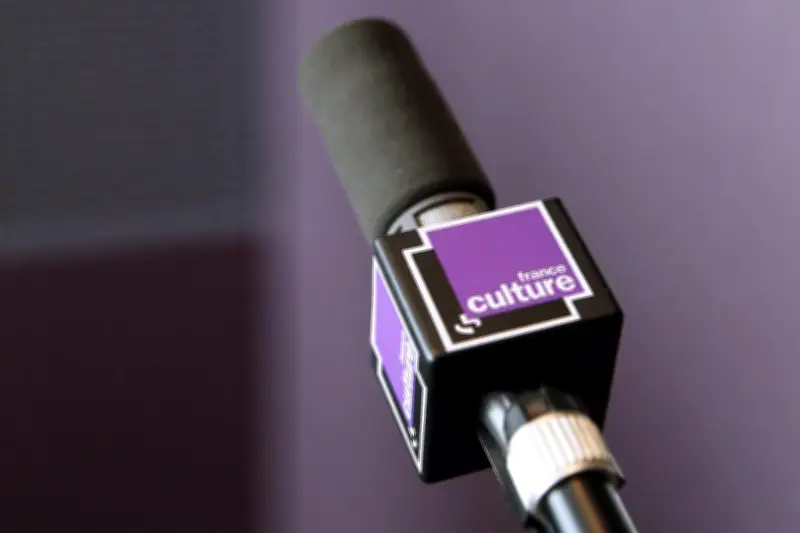 Les Pieds sur Terre sur scène : une émission pour saisir l'impact de la culture sur nos vies