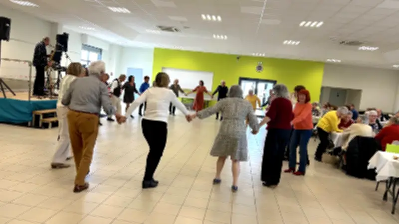 Les seniors de Bernis célèbrent le printemps avec un repas dansant réussi