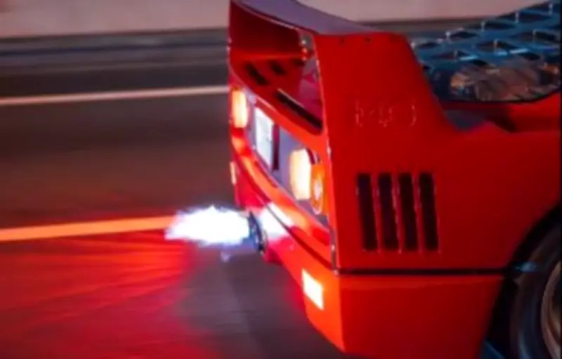 Lewis Hamilton fait rugir une Ferrari F40 avec Kim Kardashian à bord