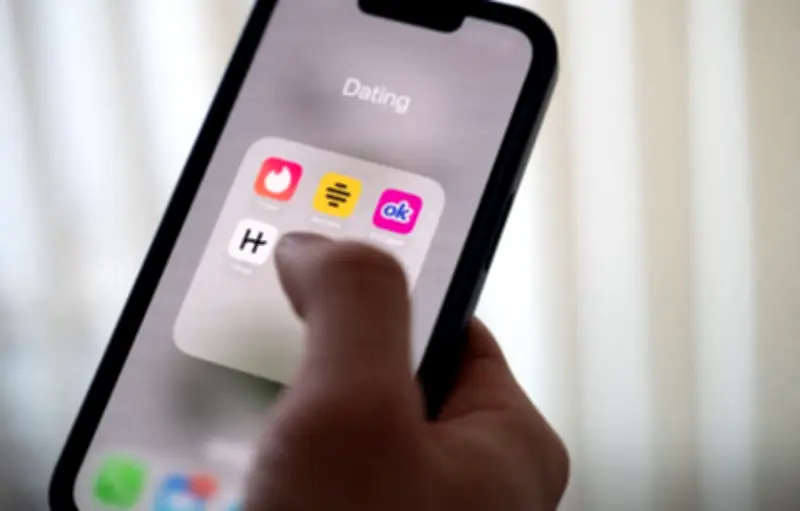 L'IA envahit les applis de rencontre : des faux profils aux arnaques sentimentales