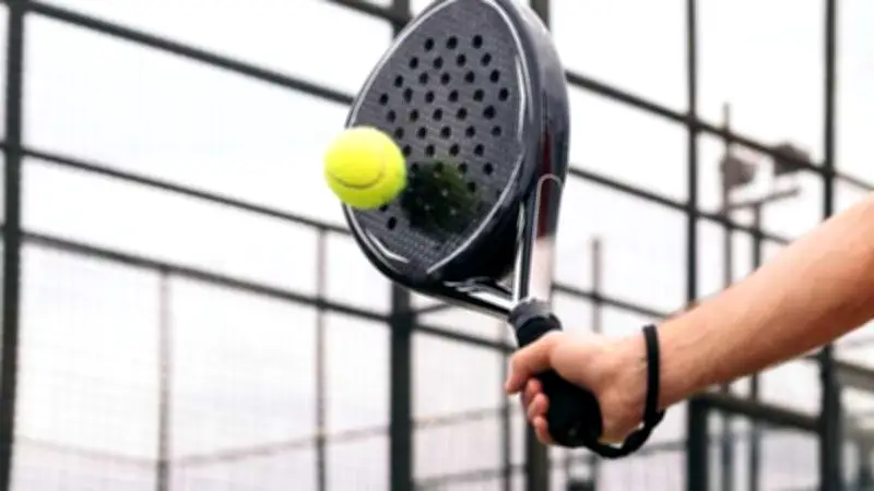 Licenciée pour avoir joué au padel en arrêt maladie : une Italienne obtient 18 mois de salaire