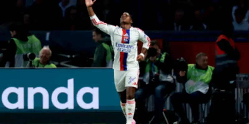 Ligue 1 : Lyon renverse le PSG, Rennes résiste, Monaco piétine encore