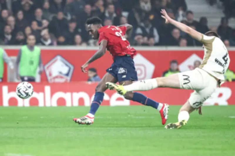 Lille écrase Lens 3-0 et grimpe sur le podium de la Ligue 1, compromettant les espoirs lensois