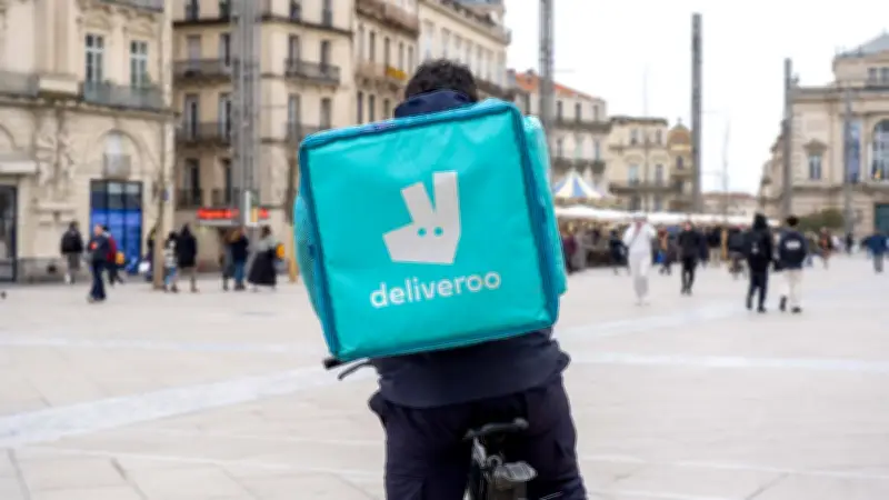 Livreurs Uber Eats et Deliveroo : 63 heures hebdomadaires et 833 km mensuels révélés par l'enquête Santé-Course