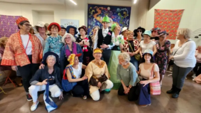 Lodève : le club de tricot De la laine aux aiguilles enchante avec son défilé printanier