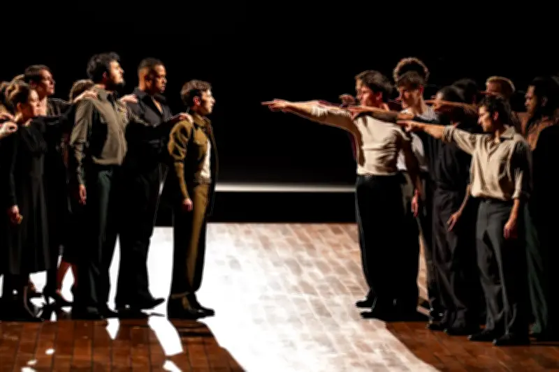 À l'Opéra Garnier, Satyagraha fusionne brillamment le feu et le verre
