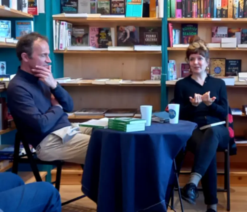 Lou Achard présente son essai 'On déserte !' à la librairie Les Mots du zèbre d'Eysines