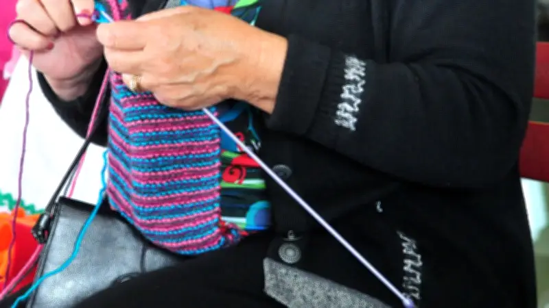 Lozère : stand-up, annulation conte et café-tricot à Prunières