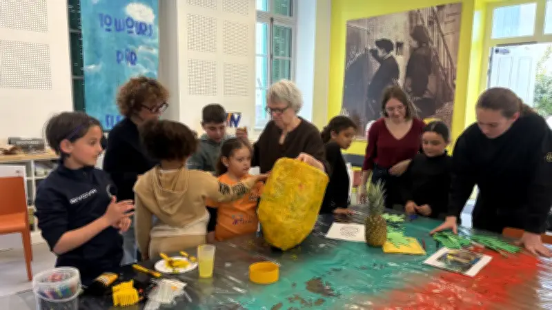 À Lunel-Viel, des enfants créent une piñata ananas pour le carnaval tropical
