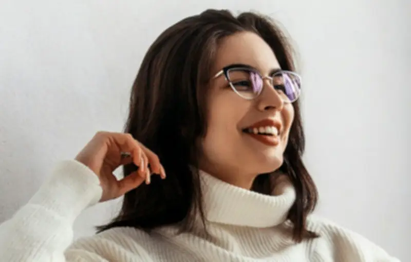 Lunettes et coiffure : les coupes qui subliment votre monture