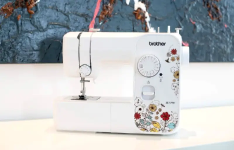 Machine à coudre Brother JX17FE : 17 points, châssis métal, 139,99 €