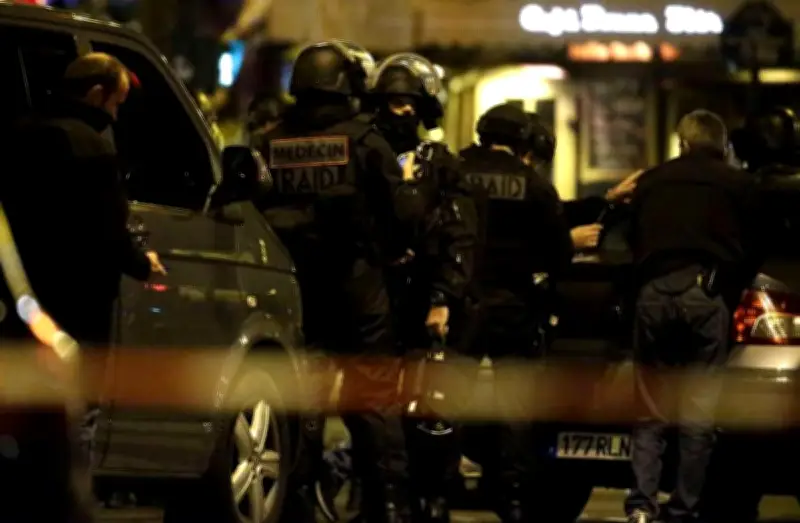 Macron décore 55 forces de l'ordre du Bataclan, des policiers de la BAC exclus