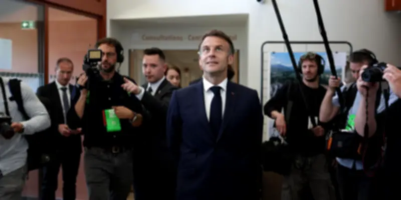 Macron déplore les « mabouls » voulant se fâcher avec l'Algérie