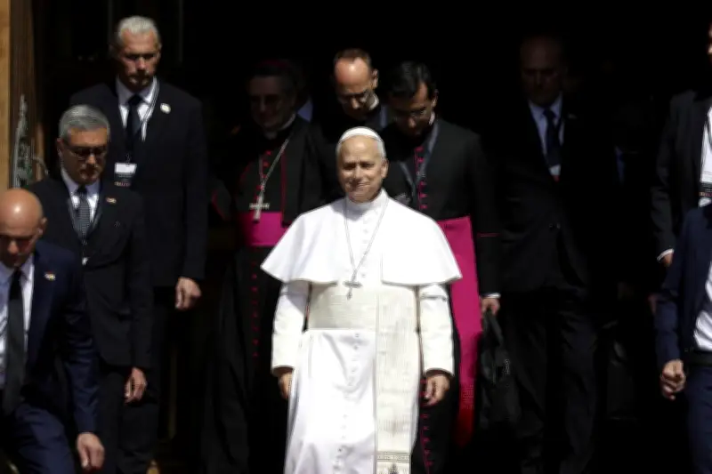 Macron et le pape Léon XIV au Vatican : Guerre, IA et abus sexuels au programme