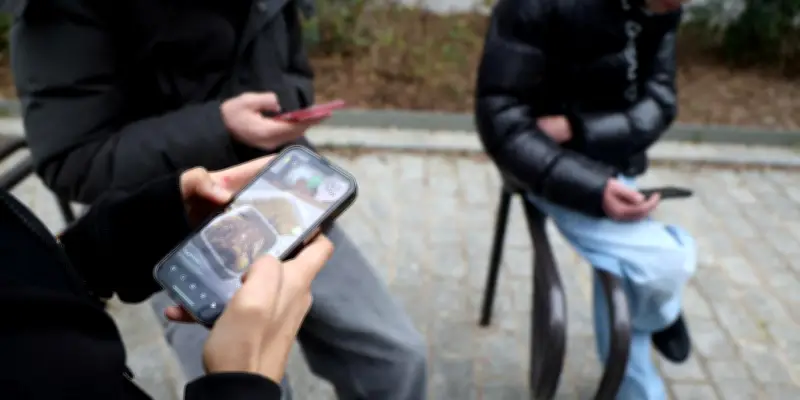 Macron propose une journée mensuelle sans écran pour les jeunes