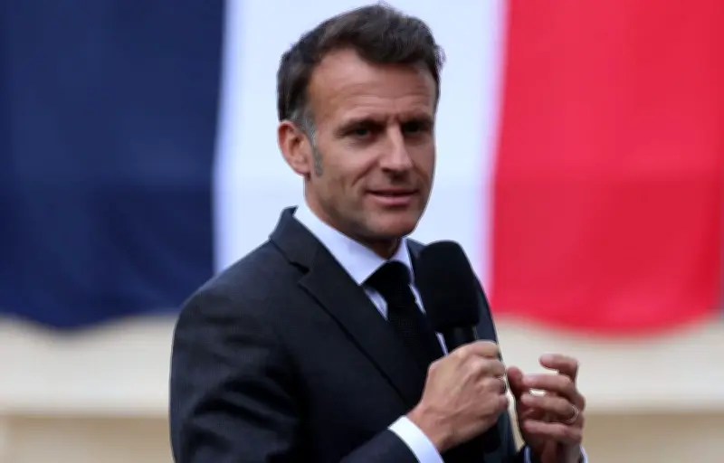 Macron propose une journée mensuelle sans écrans pour les jeunes