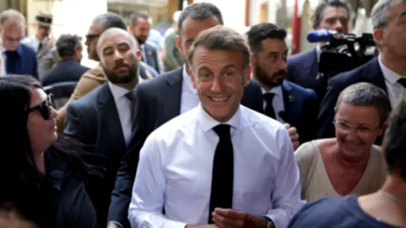 Macron qualifie de "mabouls" les partisans d'une ligne dure avec l'Algérie