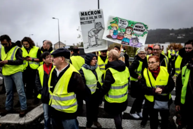 Macron quitte l'Élysée : neuf ans de fracture sociale et politique en France