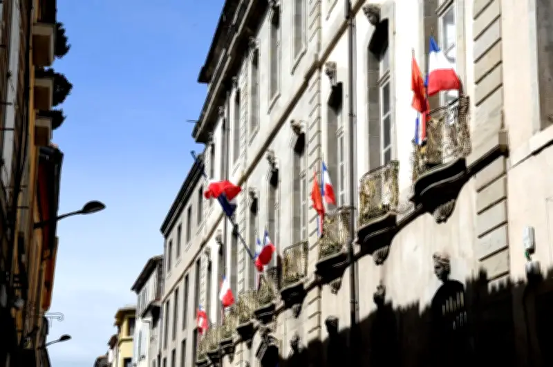 Mairies RN : les drapeaux européens retirés relancent le débat sur l'UE au sein du parti