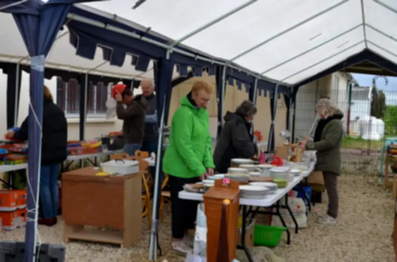 Malgré le froid, la brocante solidaire de Mirambeau attire la foule dans ses nouveaux locaux