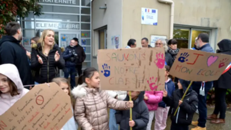 Manifestation à Agde contre la fermeture d'une classe à l'école du Littoral