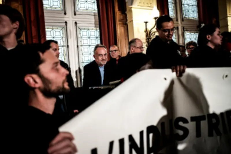 Manifestation écologiste à Paris : Emmanuel Grégoire empêché de rencontrer Libé Tour