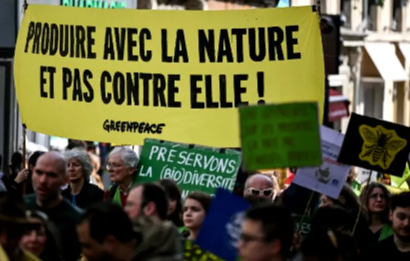 Marche contre les pesticides à Paris : plus de 1 400 personnes dénoncent la loi Duplomb 2