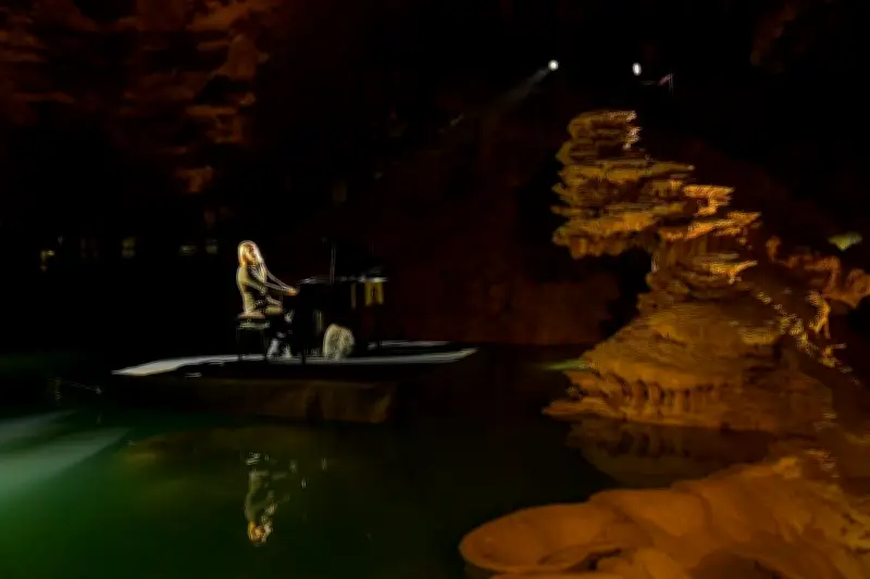 Marco Poingt, pianiste prodige, joue au gouffre de Padirac pour les enfants opérés du cœur