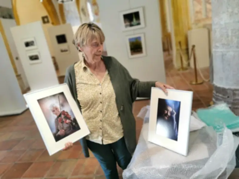 Marie Hyvernaud expose ses portraits en noir et blanc à Pujols
