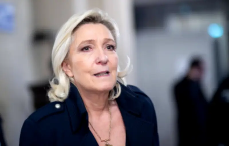 Marine Le Pen reçoit les grands patrons français au restaurant Drouant