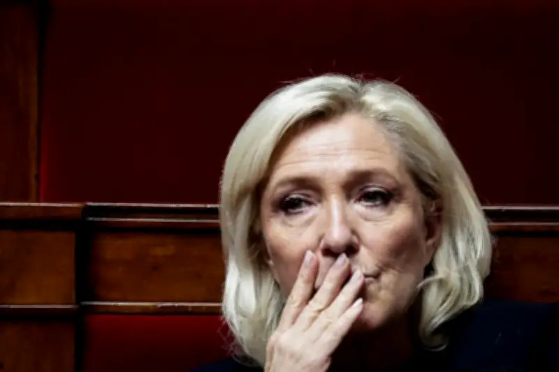 Marine Le Pen voit le RN face au centre-droit en 2027