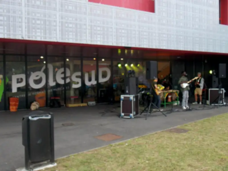 Martine Pernoud présente les structures sonores Baschet pour l'autisme à Saint-Vincent-de-Tyrosse