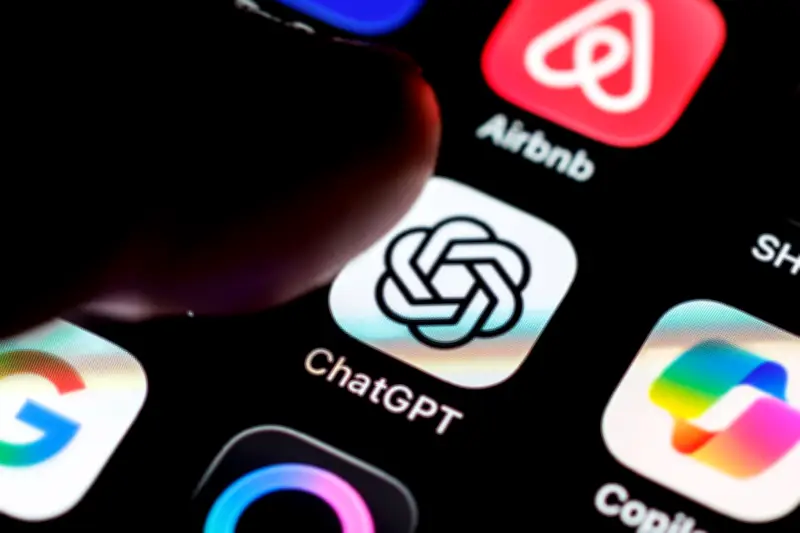 Médecins influenceurs : comment les réseaux sociaux et l'IA ont érodé l'aura du professionnel de santé