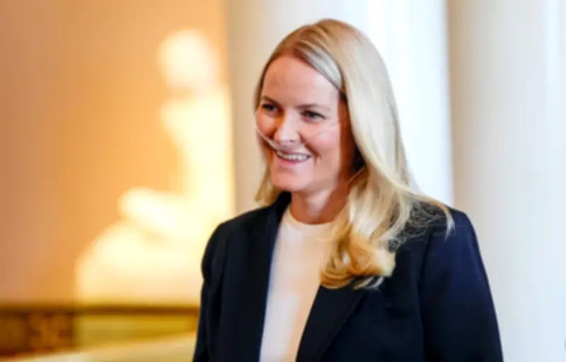 Mette-Marit apparaît avec un appareil à oxygène, évoquant une transplantation pulmonaire