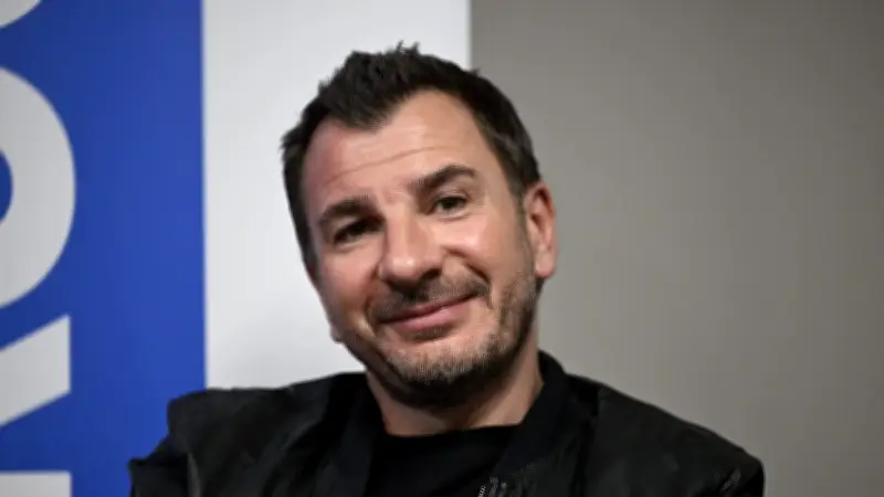 Michaël Youn se confie sur Flashback, la nostalgie des années 90 et son regard sur la société