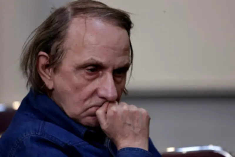 Michel Houellebecq publie un recueil de poèmes sur la mort et l'espoir