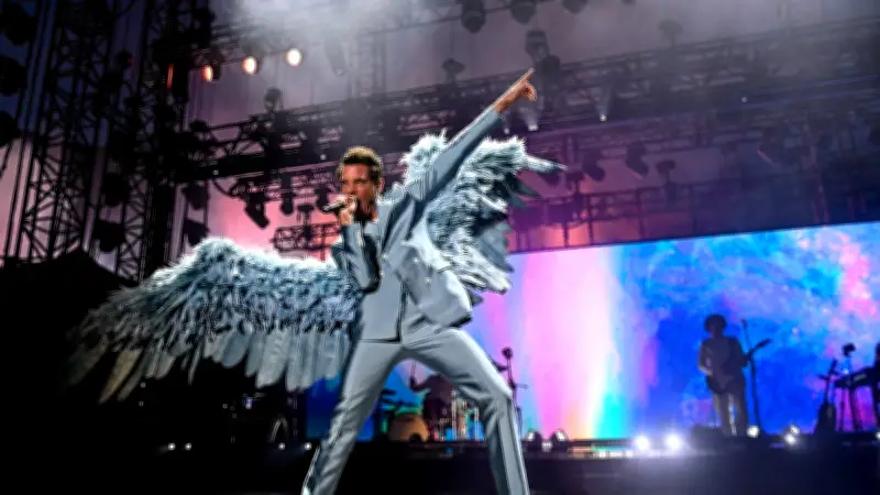 Mika enflamme les arènes de Nîmes pour un show riche en émotions