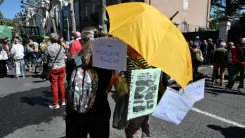À Millau, 200 opposants déversent une tonne de lisier contre l'usine Cyclamen