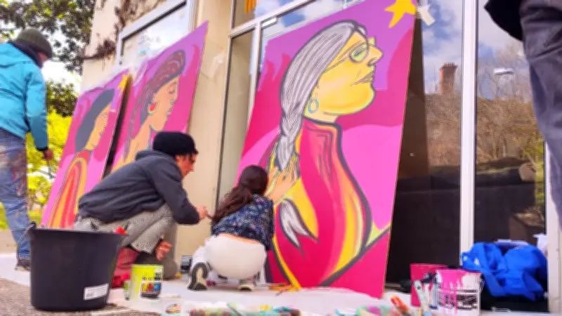 Millau : l'exposition 'Femmes Debout' s'achève par une fresque collective