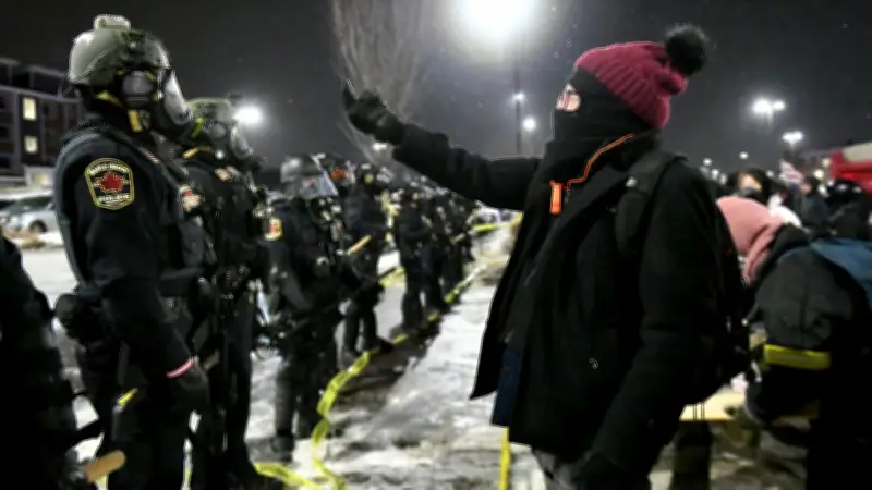 Minneapolis : agent ICE tente d'entrer au consulat équatorien, élue visée