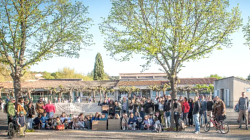 Mobilisation massive devant l'école pour défendre la directrice intérimaire Lolita Mejdoub