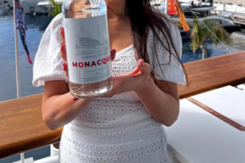 Monacqua lance une bouteille limitée signée Norman Foster en hommage au Yacht-club de Monaco